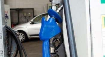 Gasolina fica mais barata nas distribuidoras e mais cara nos postos